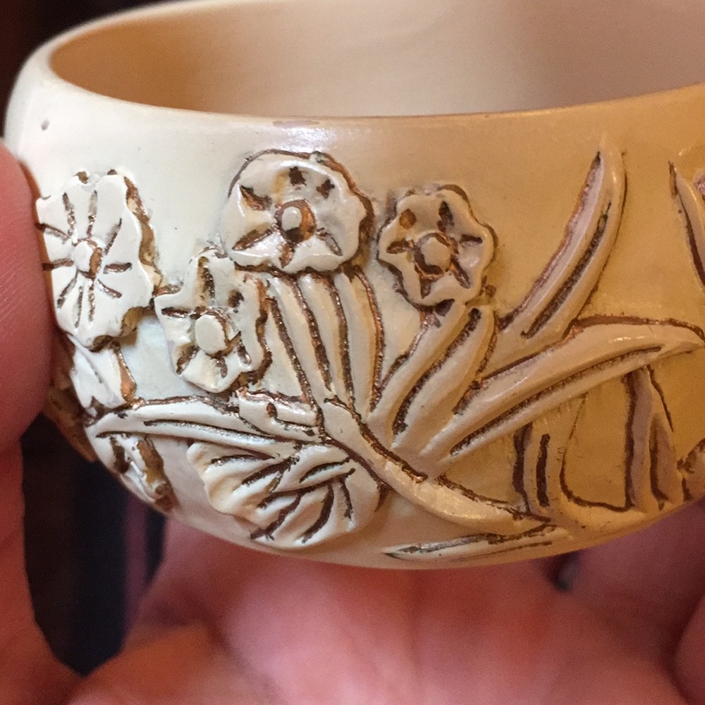 Cream floral bangle.